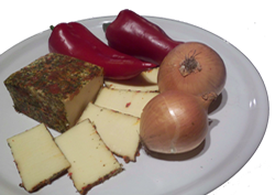 Käse im Paprika-Zwiebel-Mantel